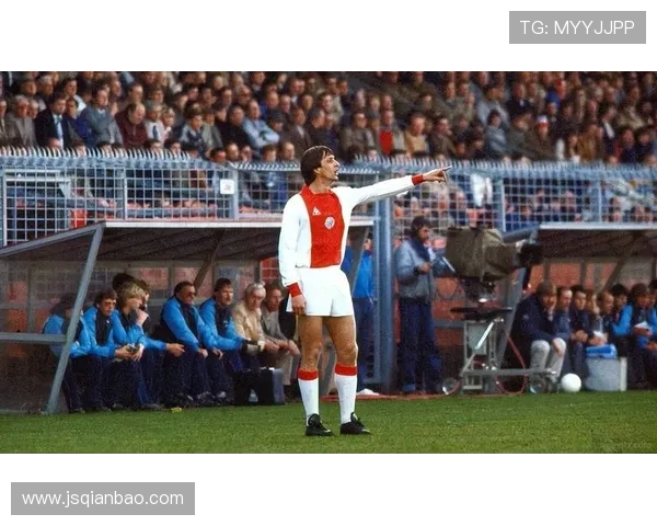 克鲁伊夫的职业生涯对现代足球格局的深远影响与革命性分析